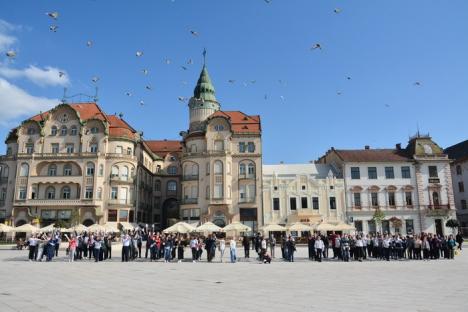 Cu mănuşi albe. O sută de surzi au mărşăluit pe Corso salutând orădenii prin fluturări de mâini (FOTO/VIDEO)