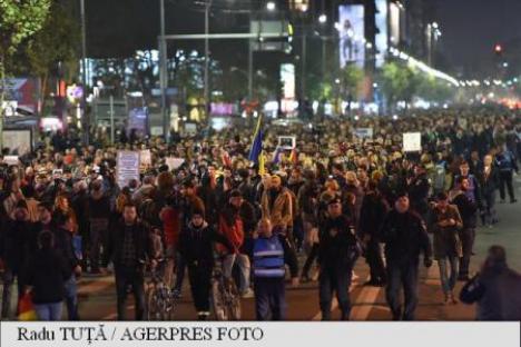 Bucureştiul fierbe: Circa 25.000 de oameni au ieşit în stradă scandând ”Jos Oprea, Ponta, Piedone!”