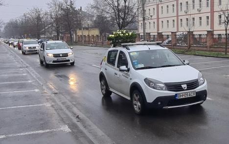 Circa 100 de taximetriști din Oradea și-au condus pe ultimul drum un coleg răpus de Covid (FOTO / VIDEO)