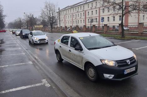 Circa 100 de taximetriști din Oradea și-au condus pe ultimul drum un coleg răpus de Covid (FOTO / VIDEO)
