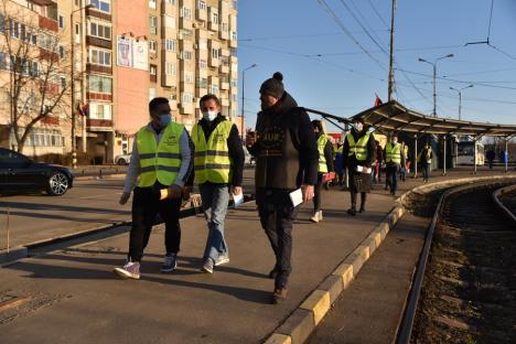 AUR continuă campania de imagine în Oradea. Membrii partidului, în marş prin oraş după semnături (FOTO / VIDEO)