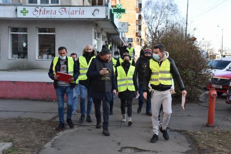 AUR continuă campania de imagine în Oradea. Membrii partidului, în marş prin oraş după semnături (FOTO / VIDEO)