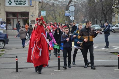 Episcopul Sofronie a primit colindători: Sute de elevi au defilat, în straie populare, prin Oradea (FOTO / VIDEO)