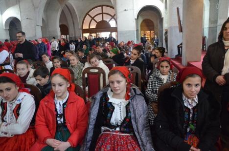 Episcopul Sofronie a primit colindători: Sute de elevi au defilat, în straie populare, prin Oradea (FOTO / VIDEO)