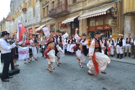 Culoare şi muzică pe străzile Oradiei: A început festivalul internaţional de folclor (FOTO/VIDEO)