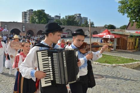Culoare şi muzică pe străzile Oradiei: A început festivalul internaţional de folclor (FOTO/VIDEO)