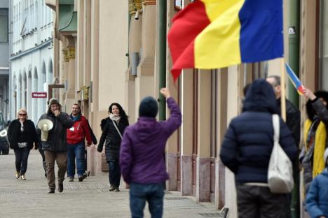 „Convoiul libertății” împotriva restricțiilor anti-Covid a ajuns în Oradea cu doar trei mașini (FOTO / VIDEO)