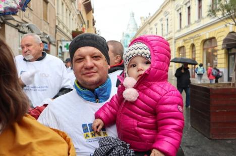 Marșul mănușilor albe: Surzii din Oradea, părinţi şi copii, i-au salutat pe concitandii lor într-un marş de sensibilizare a comunităţii (FOTO / VIDEO)