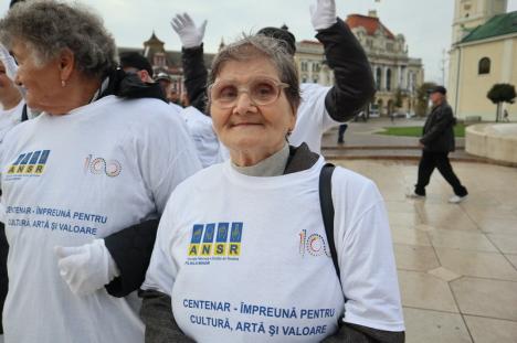 Marșul mănușilor albe: Surzii din Oradea, părinţi şi copii, i-au salutat pe concitandii lor într-un marş de sensibilizare a comunităţii (FOTO / VIDEO)