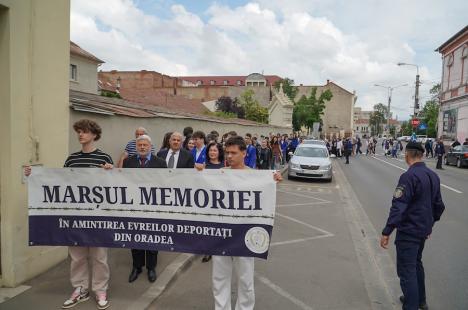 „S-au iubit aici, s-au certat aici, au fost nişte oameni ca oricare...”. Evreii deportați din Oradea acum 80 de ani au fost comemorați prin Marșul Memoriei (FOTO)