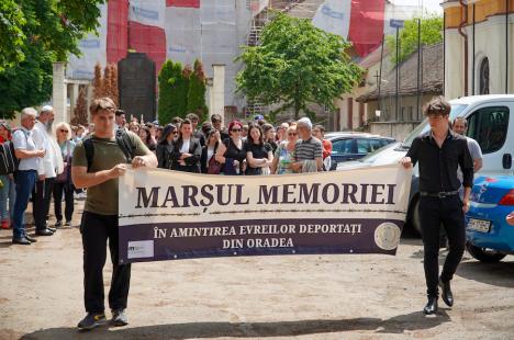Evreii deportați în timpul celui de-al Doilea Război Mondial au fost comemorați la Marșul Memoriei. „În Oradea evreii erau un stâlp de clasă înaltă” (FOTO/VIDEO)