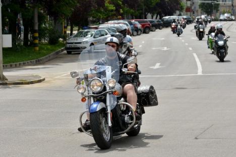 'Chariots of fire': Sute de motociclişti au mărşăluit prin Oradea şi fac chef în Băile 1 Mai (FOTO / VIDEO)