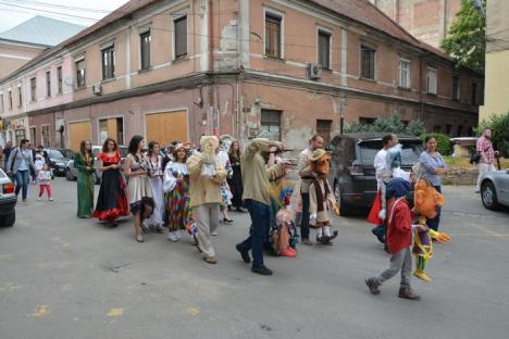 E luna copiilor! Festivalul Arcadia a debutat cu o paradă a păpuşilor şi personajelor de poveste (FOTO/VIDEO)