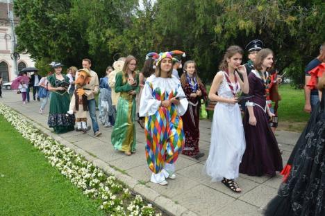 E luna copiilor! Festivalul Arcadia a debutat cu o paradă a păpuşilor şi personajelor de poveste (FOTO/VIDEO)