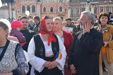 'Cu noi este Dumnezeu!'. În Oradea, peste 6.000 de persoane au ieşit să arate că vor familii 'după modelul original' şi mulţi copii (FOTO/VIDEO)
