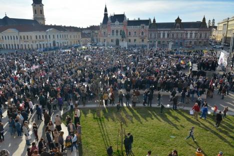 'Cu noi este Dumnezeu!'. În Oradea, peste 6.000 de persoane au ieşit să arate că vor familii 'după modelul original' şi mulţi copii (FOTO/VIDEO)