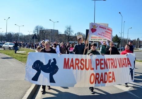 Sute de orădeni au mărşăluit prin oraş, propovăduind viaţa (FOTO/VIDEO)