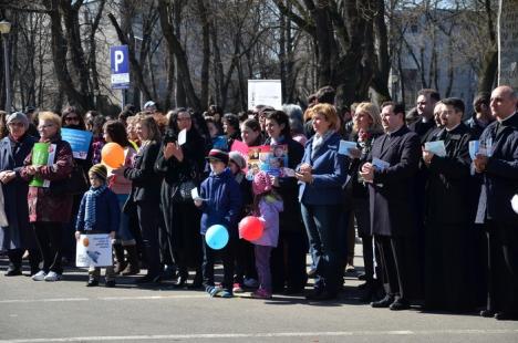 Sute de orădeni au mărşăluit prin oraş, propovăduind viaţa (FOTO/VIDEO)