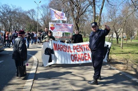 Sute de orădeni au mărşăluit prin oraş, propovăduind viaţa (FOTO/VIDEO)