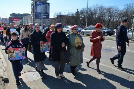 Sute de orădeni au mărşăluit prin oraş, propovăduind viaţa (FOTO/VIDEO)