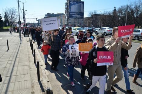 Sute de orădeni au mărşăluit prin oraş, propovăduind viaţa (FOTO/VIDEO)