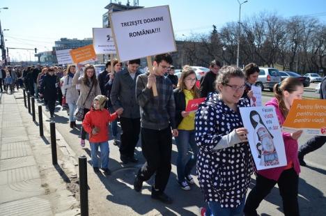 Sute de orădeni au mărşăluit prin oraş, propovăduind viaţa (FOTO/VIDEO)