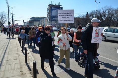 Sute de orădeni au mărşăluit prin oraş, propovăduind viaţa (FOTO/VIDEO)