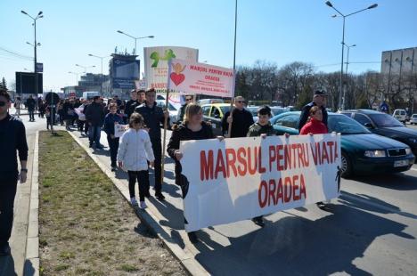 Sute de orădeni au mărşăluit prin oraş, propovăduind viaţa (FOTO/VIDEO)