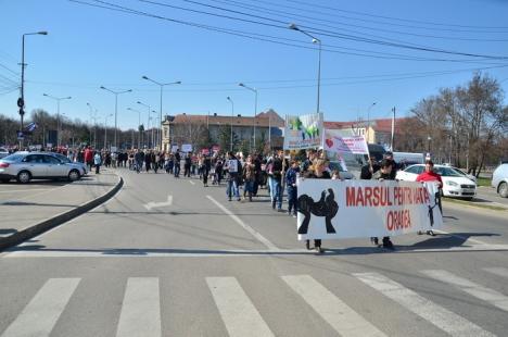 Sute de orădeni au mărşăluit prin oraş, propovăduind viaţa (FOTO/VIDEO)