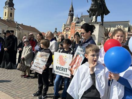 „Ne rugăm pentru încetarea avorturilor”: Copii, baloane, cântece și mărturii, la o nouă ediție a Marșului pentru Viață, în Oradea (FOTO/VIDEO)