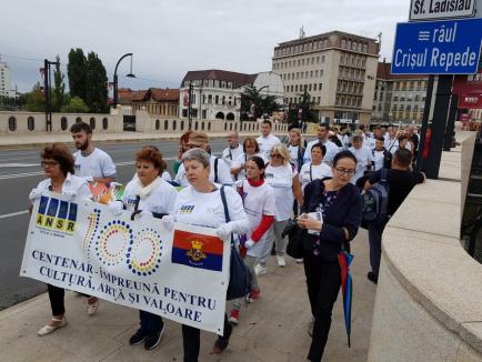 Ziua internaţională a surzilor, sărbătorită printr-un marş cu mănuşi albe prin centrul Oradiei (FOTO/VIDEO)