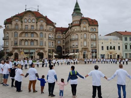 Ziua internaţională a surzilor, sărbătorită printr-un marş cu mănuşi albe prin centrul Oradiei (FOTO/VIDEO)