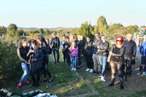 Marș al tăcerii la Ţeţchea, în amintirea tânărului ucis cu motocoasa, care ar fi împlinit vineri 20 de ani: 'Vrem dreptate!' (FOTO / VIDEO)