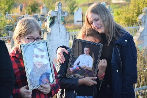 Marș al tăcerii la Ţeţchea, în amintirea tânărului ucis cu motocoasa, care ar fi împlinit vineri 20 de ani: 'Vrem dreptate!' (FOTO / VIDEO)