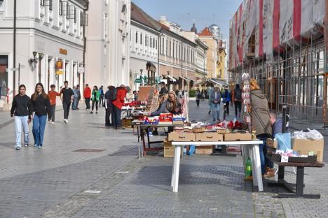 Vestitorii primăverii: Pe străzile din Oradea au apărut tarabele cu mărţişoare (FOTO)