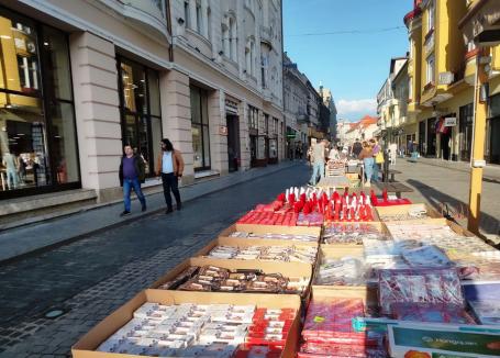 Vestitorii primăverii: Pe străzile din Oradea au apărut tarabele cu mărţişoare (FOTO)