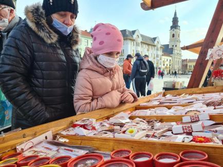 „Înghețăm degeaba”. În Oradea, vânzările de mărțișoare nu și-au revenit încă după căderea de anul trecut (FOTO)