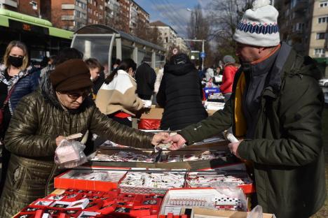 „Înghețăm degeaba”. În Oradea, vânzările de mărțișoare nu și-au revenit încă după căderea de anul trecut (FOTO)