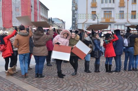 Etno-Mărţişorul: Studenţii şi profesorii au sărbătorit 1 Martie cu un flashmob de Cartea Recordurilor şi dansuri populare (FOTO/VIDEO)