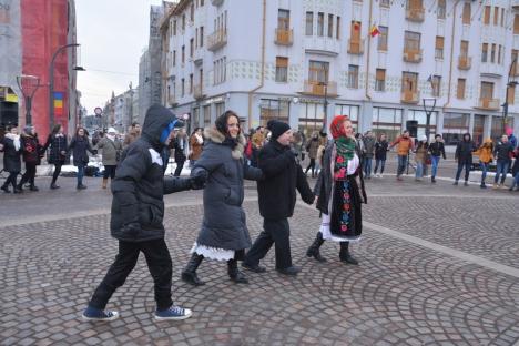 Etno-Mărţişorul: Studenţii şi profesorii au sărbătorit 1 Martie cu un flashmob de Cartea Recordurilor şi dansuri populare (FOTO/VIDEO)