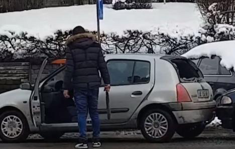 Pe străzile din România: Un şofer de 18 ani, reţinut de poliţiştii fiindcă a agresat un alt şofer, de 67 de ani, şi i-a distrus maşina (VIDEO)