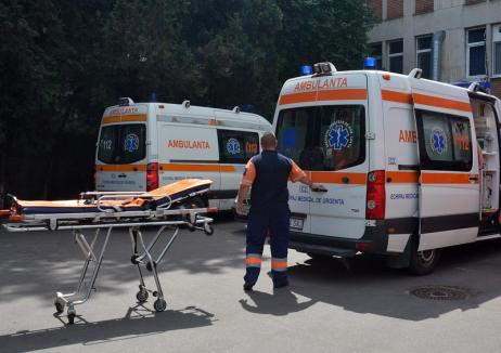 Accident cu o ambulanţă în Bihor: O asistentă medicală a fost transportată la spital 