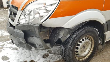 Mergea la un pacient în stare gravă! A treia mașină de la Ambulanță, izbită în Oradea în doar trei zile (FOTO)