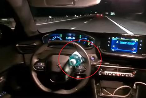 'Uitaţi-vă, bă! Nu e nimeni la volan': A ajuns în şanţ după ce şi-a lăsat maşina să circule singură pe autostradă (VIDEO)