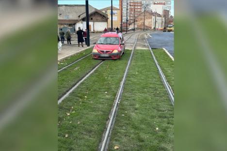 Un șofer a rămas blocat cu mașina pe gazonul dintre șinele de tramvai din Cantemir