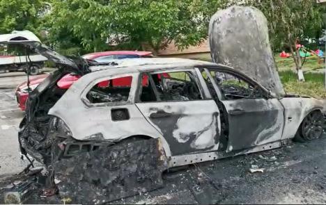 Daună totală! Un BMW a luat foc într-o parcare din Oradea (VIDEO)