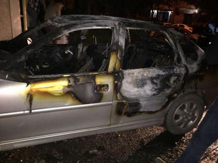 Atac mafiot: Maşina unui jurnalist de investigaţii de la PressAlert a fost incendiată! (FOTO)