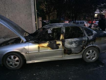 Atac mafiot: Maşina unui jurnalist de investigaţii de la PressAlert a fost incendiată! (FOTO)