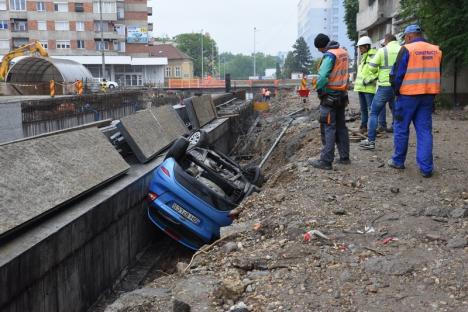 Accidentul de pe șantierul pasajului Magheru: Șoferul mașinii căzute era băut. Încerca să meargă cu spatele când a căzut în groapă (FOTO / VIDEO)