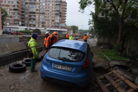 Accidentul de pe șantierul pasajului Magheru: Șoferul mașinii căzute era băut. Încerca să meargă cu spatele când a căzut în groapă (FOTO / VIDEO)